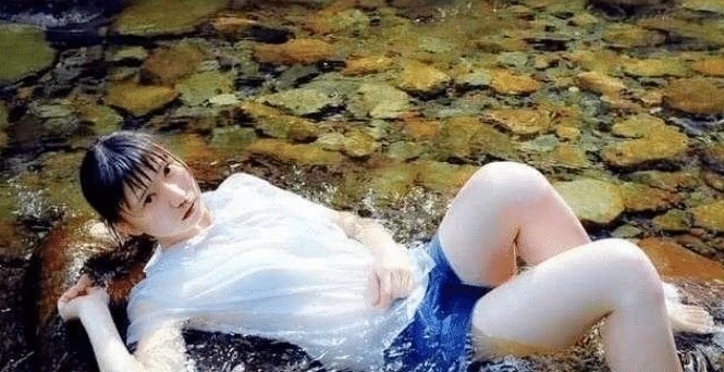 油画#日本画家一幅“水中少女”油画火了,当放大10倍,简直太令人意外了