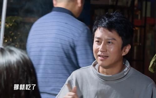 大哥|鄧超在路邊攤吃包子,看到他手中筷子的“顏色”,網(wǎng)友:活該你火