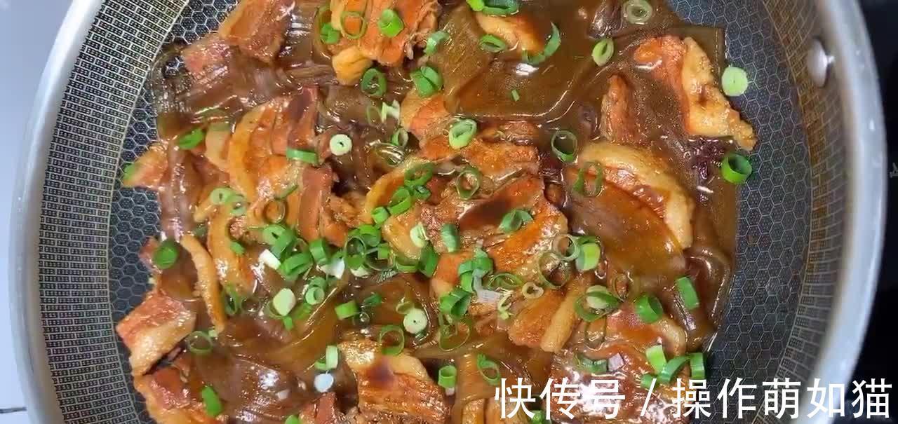 红烧肉炖宽粉,柔软劲道,肉香味浓,东北人从小吃到大的人间美味