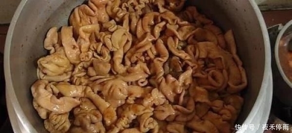 洗猪大肠,不加盐不加醋只需3样,大肠更干净,而且还没腥臭味