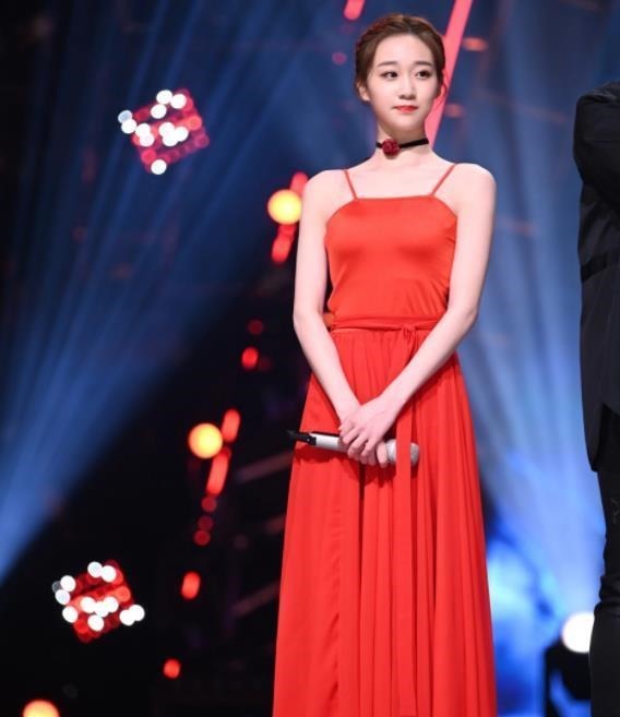 李子璇的“绿茶坐”火了, 看她双腿怎么放, 贼显腿长