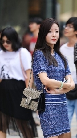 妩媚|路人街拍,小姐姐搭配粉色的打底小衫,妩媚,性感