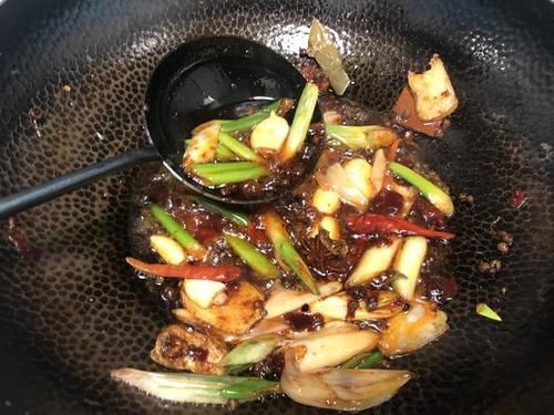 大盘鸡这么做才正宗，鸡肉爽滑麻辣，土豆软糯甜润，4斤肉不够吃