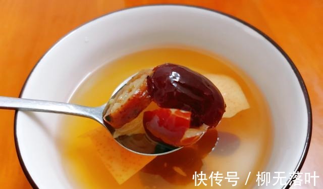 夏秋|夏秋交替，多忙都要常喝汤，雪梨和山楂搭配，润肺清燥又开胃！