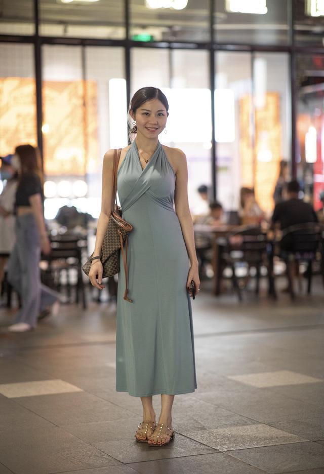 美女|美女与闺蜜逛街，穿“连衣裙”秀身材，轻松站得C位