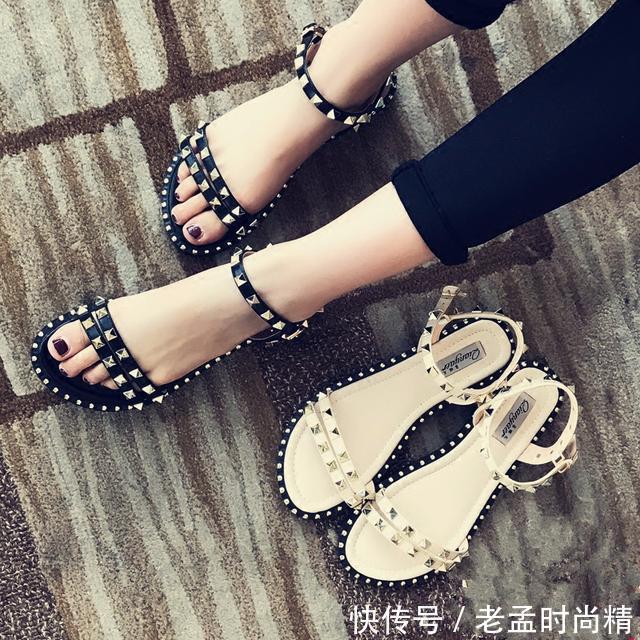 凉鞋 漂亮女人要懂得拒绝平庸,今年流行铆钉凉鞋,分分钟“扎”你心