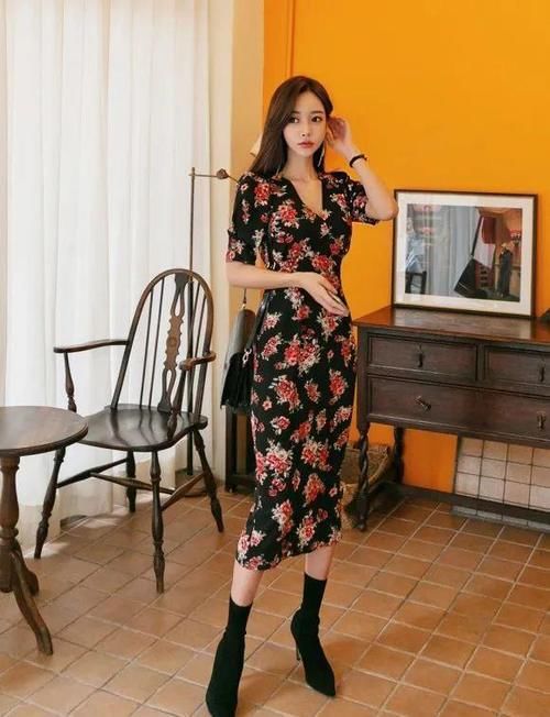 小姐姐|美女穿搭:甜刺绣雪纺裙,优雅身姿释放出来,小姐姐很自信!