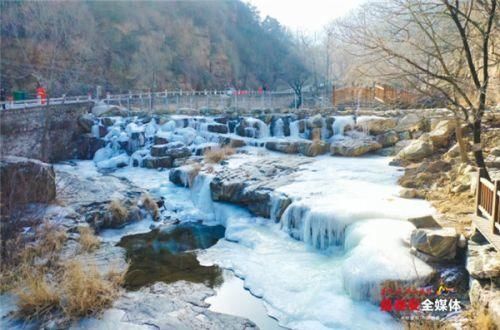 一帘玉带挂山壁 冰瀑依崖靓岱宗