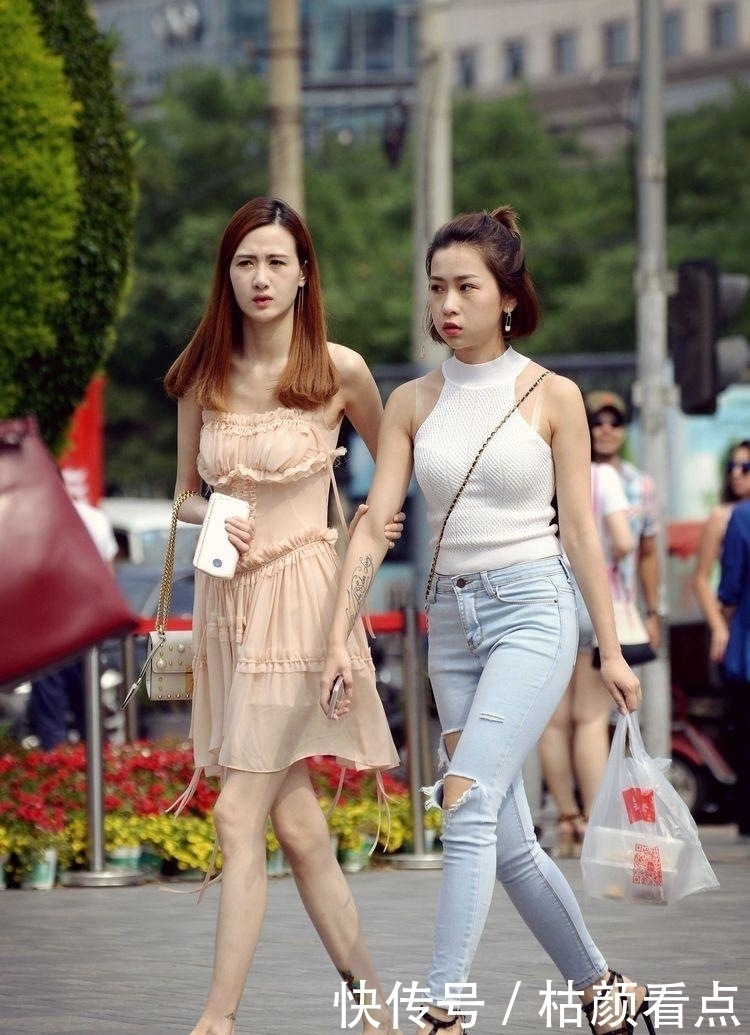 突显|路人街拍,小姐姐身材让人羡慕,酒红色的针织背心最能突显身材