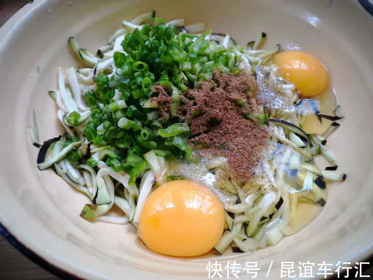 小面姨|夏天,这食材别只懂凉拌了,切成丝上锅煎一煎,鲜香软嫩好消化!