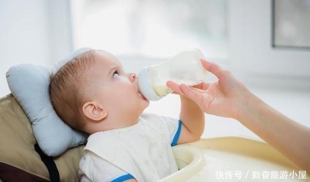 喝水|新生儿6个月内不用喝水孩子若出现这3种情况,家长赶紧喂水