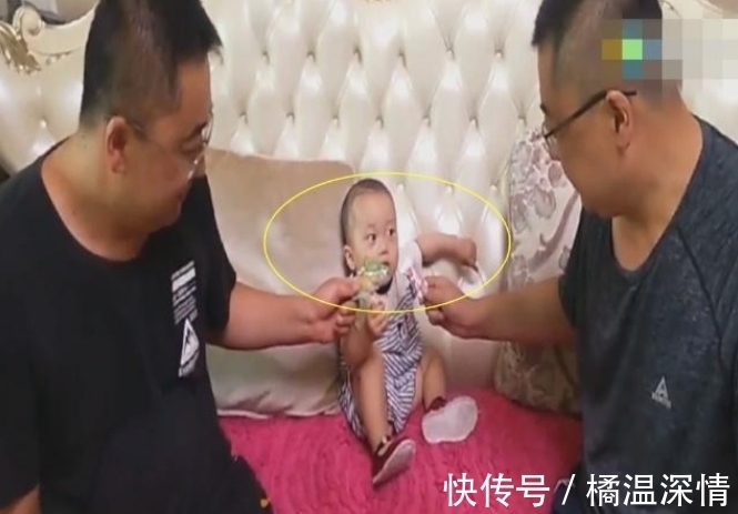 叔叔|宝宝遇上双胞胎爸爸和叔叔，眼神和表情是亮点，网友：我也分不清