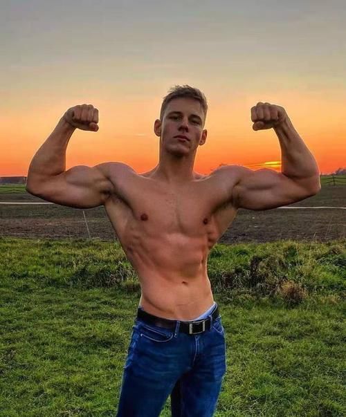 爆棚|即便练就一身肌肉,可就是喜欢秀麒麟臂,型男的男友力简直爆棚