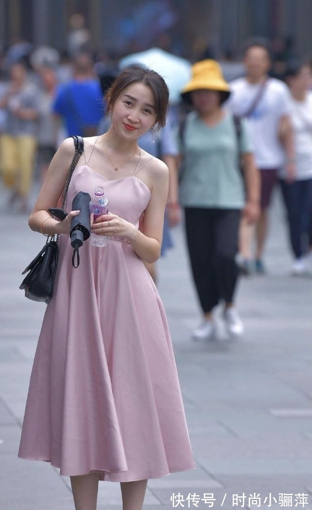 女孩 胯宽腿粗的女孩怎么穿搭?只需一件吊带连衣裙,便可秀出女神范儿