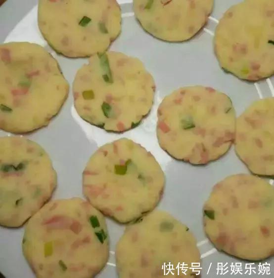 教你用土豆做金黄酥脆小饼，一口一个，又香又好吃！孩子吃不腻！