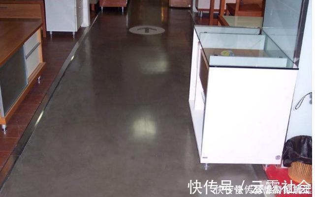 美观|越来越多人地面不铺瓷砖地板，浪费钱！现在潮流这种，实用又美观