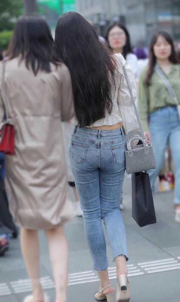 美女露腰花衬衣配九分牛仔裤,给人的感觉很大方