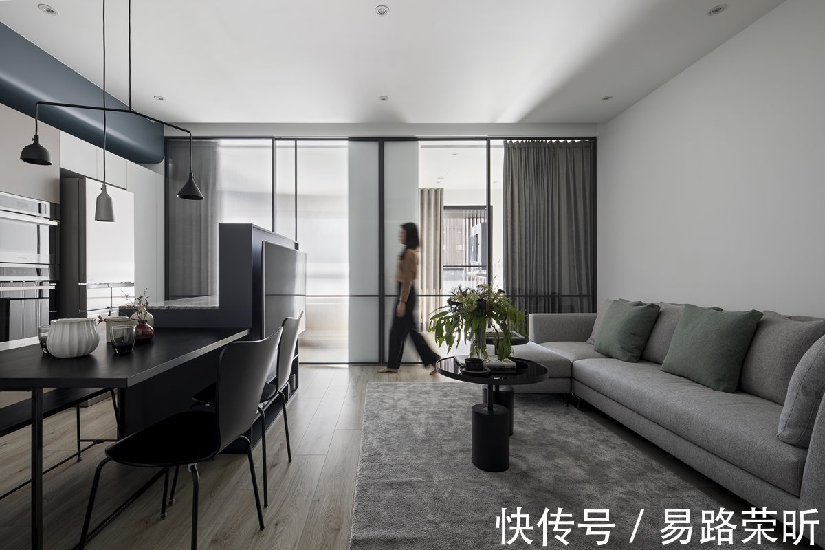 桌面|如何在有限空间中满足生活需求,同时还能住出宽敞空间感?