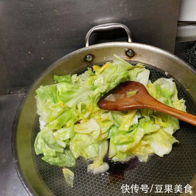 告诉你3个诀窍,在家也能做出奶香卷心菜炒午餐肉