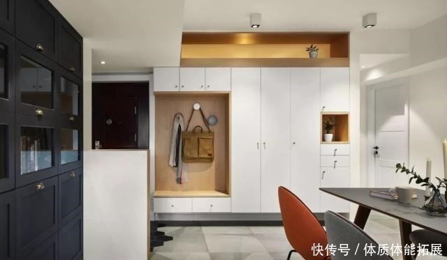 正对客|入户见厅的户型，玄关就该这样设计，不占地方又显得整齐，挺实用！