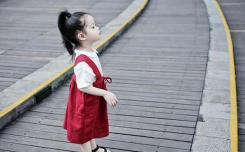 坦言|幼儿园老师坦言别让孩子穿这3种衣服来上学,好看却容易出问题