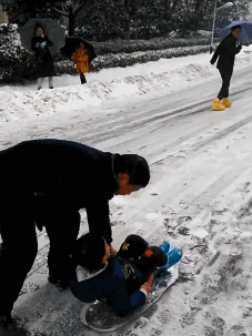 |搞笑GIF趣图妹子,这下亏大了,为了一个盆搭上一个人!