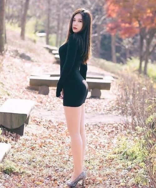 女神穿上一双粉红色的尖头高跟鞋，让她显得更加的青春与靓丽