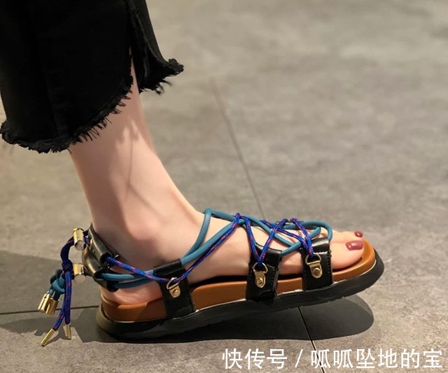 凉鞋 别再穿小白鞋了!试试这几款时尚凉鞋,时髦显高还百搭