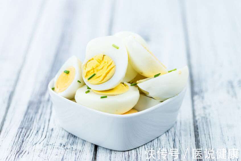 鸡蛋|一天吃4个鸡蛋,却吃出了胆结石?这则新闻实属太随便“扣帽子”
