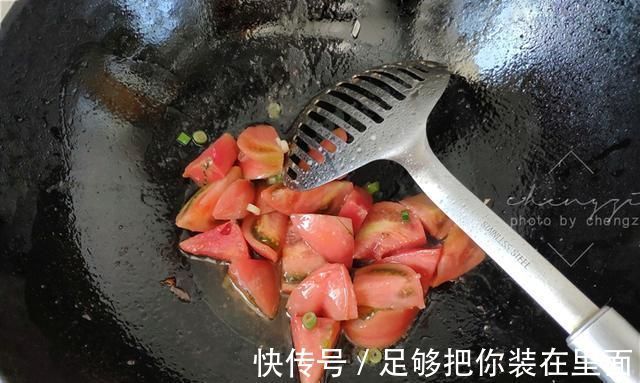 西红柿|70岁老两口喜欢的“鸡蛋疙瘩汤”，和面不加水，筋道爽滑吃不腻
