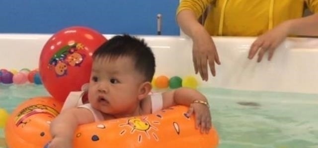 男孩|洗澡鸭险致男孩双目失明,这类网红玩具一定要经常更换,父母注意