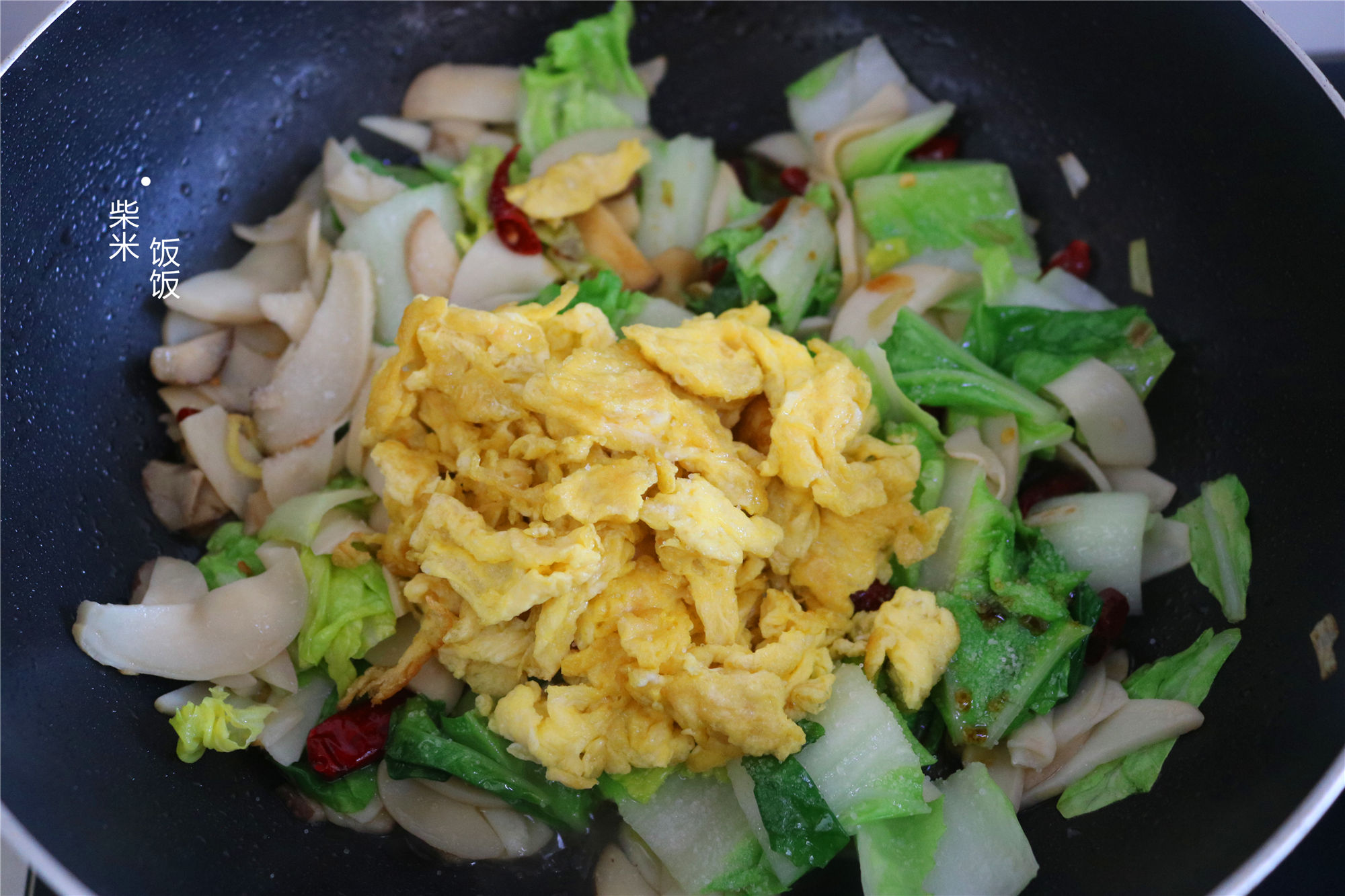 杏鲍菇|杏鲍菇别总炒肉了,搭配这两种食材,大火一炒,比炒肉更香