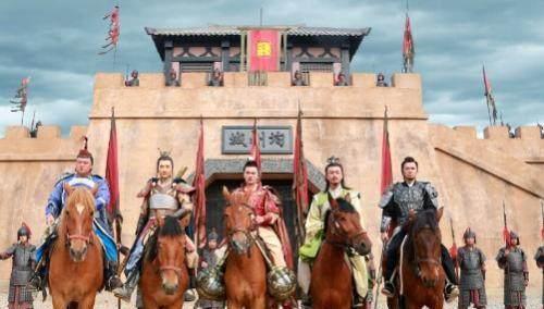 曹操|关羽是五虎上将之首，为何打不过徐晃只因曹操给了徐晃1件东西！