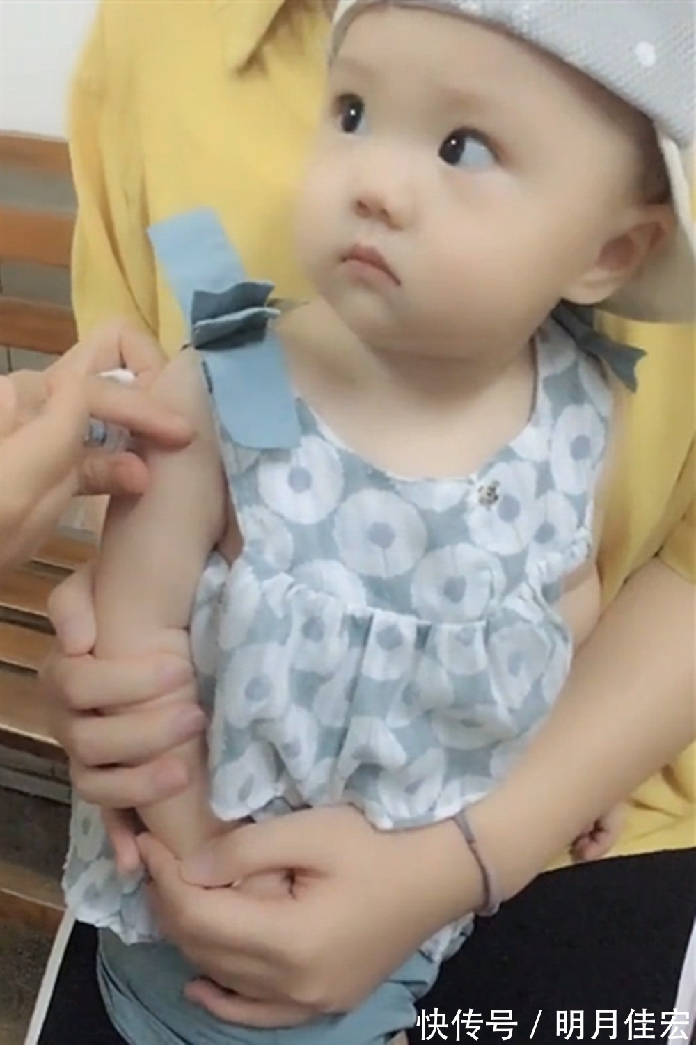 可爱|“确认过眼神,记住打针的人!”扎针的瞬间,宝宝反应太可爱了