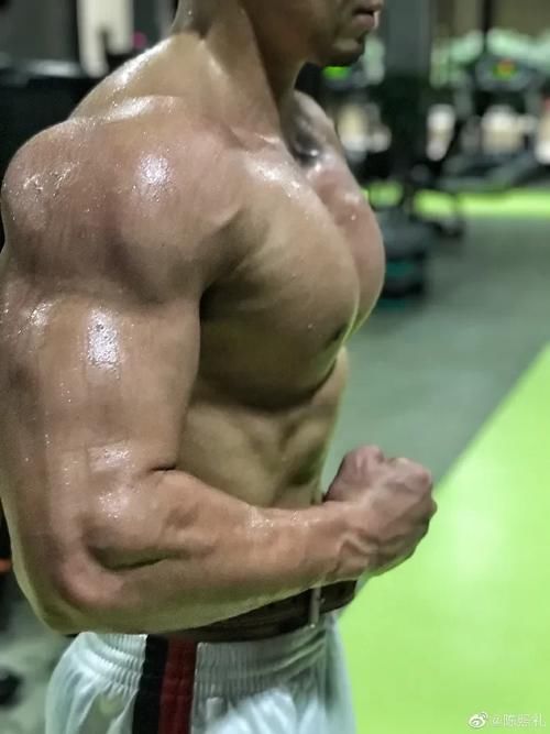 肌肉新郎婚礼现场脱衣引发尖叫，网友都在馋他身子….