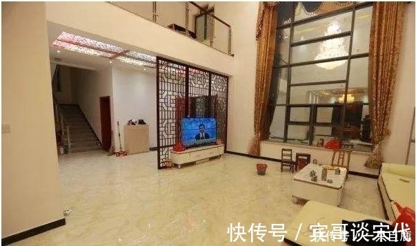 农村|农村小伙花费百万建小楼，成村里风光建筑，屋顶却成最大的败笔！