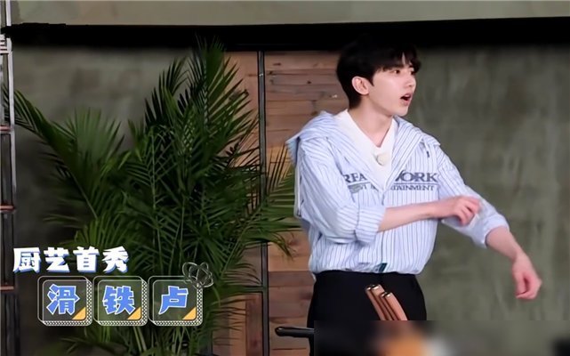 蔡徐坤做饭导演不让帮忙,杨颖郑恺真的不管,只有他实在看不下去帮了忙