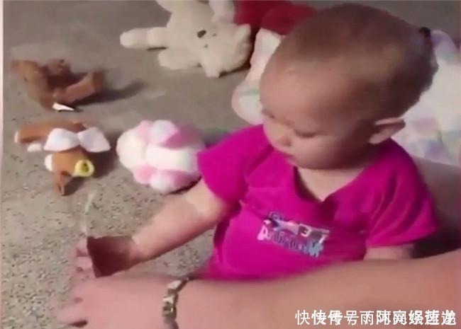 宝宝|爸爸假装要抢女儿手里的钱, 2岁宝宝的反应萌翻了