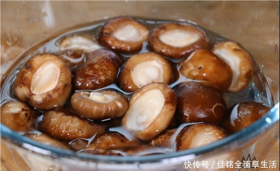 香菇表面|香菇万不可直接用清水洗,等于吃虫卵,教你一招,脏东西全跑光