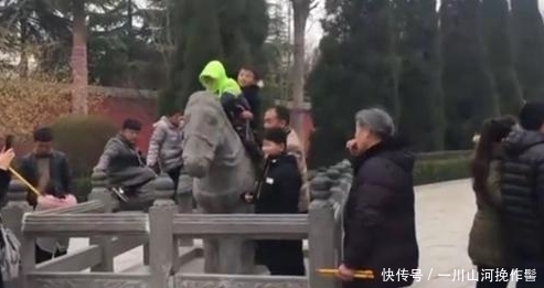 景区游客火爆,千年石马落泪