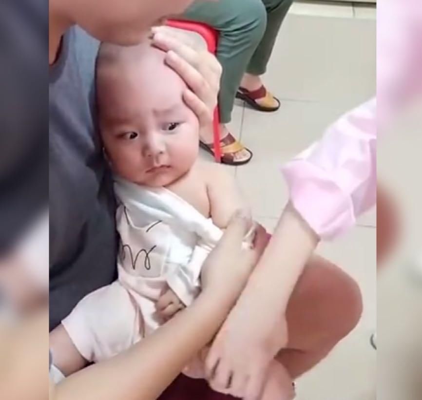 宝宝|爸爸带娃去打针,娃瞬间秒变“戏精”,网友只怪打针的前奏太长
