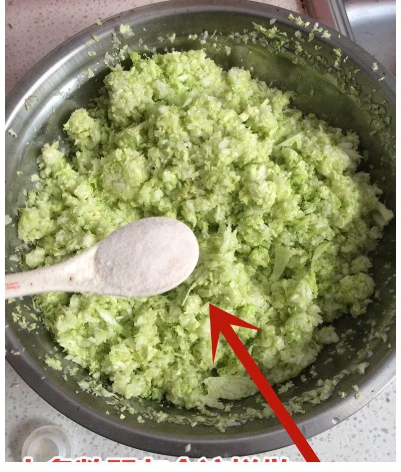 调白菜馅饺子，最忌用盐杀水，十几年老配方告诉你，饺子馅鲜多汁