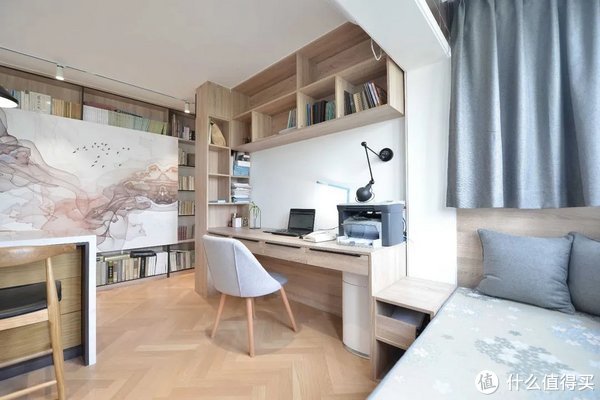 书桌|小夫妻买下没人要的“渣户型”走廊变成图书馆,鸡肋空间不浪费