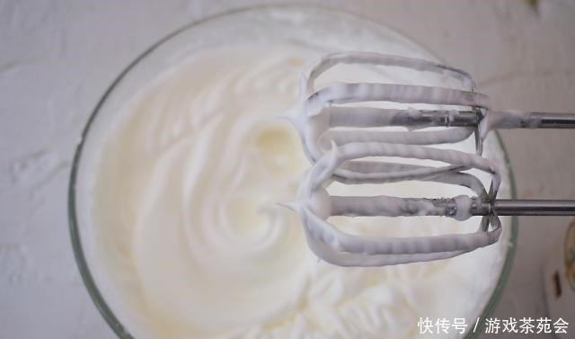 这个蛋糕不用面粉,只用蛋清就能做,入口即化,简单零失败!