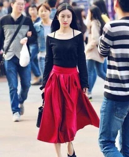 街拍：活泼可爱的小美女，身穿吊带蕾丝裙，很显洋气