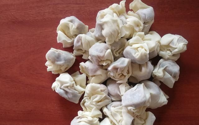 开馄饨店10年，这个调馅方法最靠谱，鲜嫩抱团，老人孩子都爱吃