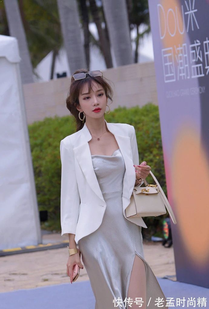 西装 街拍:穿白西装的时尚女生