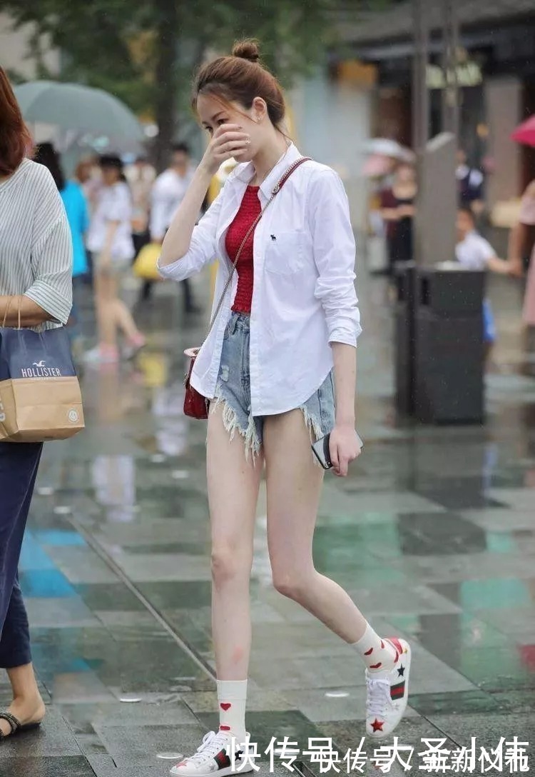 抹胸|美女街拍红色抹胸搭配牛仔短裤,将时尚玩出新高度