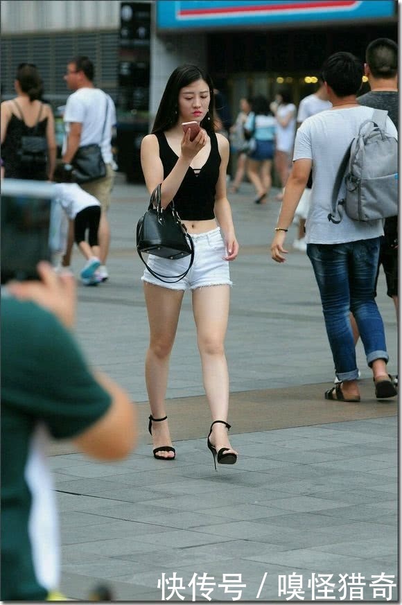 风景线|街拍美女:辣妈玩转“承上启下”的搭配原则,美成了街头的风景线