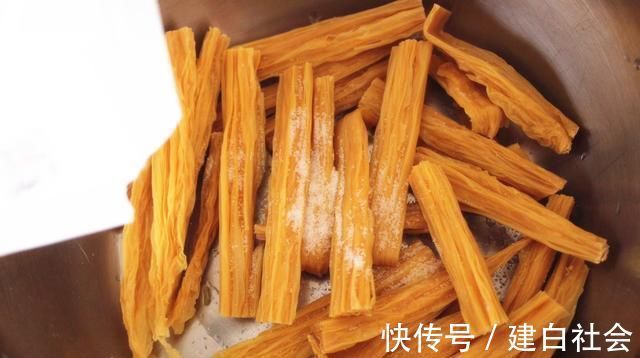 泡腐竹,直接加水是错的学会大厨的做法,半小时泡发好,不夹生